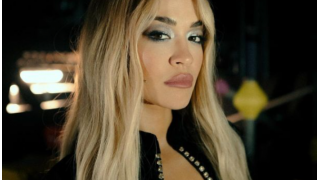 Rita Ora tatil pozlarını peş peşe paylaştı! 'Eteği düşecek gibi' 